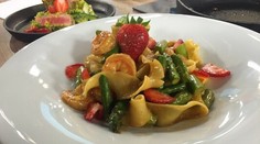 Krevetové cestoviny s jahodami