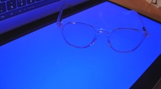 Negatívny vplyv svetla z mobilu sa dá minimalizovať. Pomôcť vedia špeciálne sklá