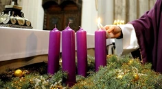 Zapaľujeme prvú adventnú sviečku