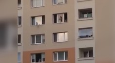 Dychvyrážajúce video z Handlovej. Malé dievčatko prechádza po parapete okna na 7. poschodí
