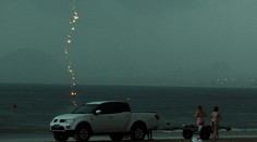 Ženu zabil na pláži blesk pred očami celej rodiny. Zachytili to fotoaparátom