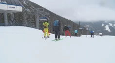 Po dlhom čase opäť otvorilo brány prvé lyžiarske stredisko. Zaplavili ho autá z celého Slovenska