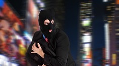 Prepad ako z filmu v Petržalke. Ozbrojený lupič utiekol "so zlatým pokladom"