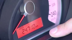 Skrytou kamerou na nákup auta. Stáčal kilometre, vďaka nám ho má polícia