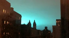 Nad New Yorkom sa rozžiarila modrozelená obloha ako zo sci-fi filmu