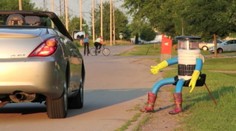 Zviezli by ste tohto vtipného stopára? Robot chce prejsť celú krajinu