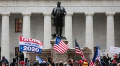 Obžalovali 15 ľudí za násilie v Kongrese. Jeden z nich mal bomby fungujúce ako napalm