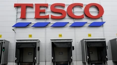Tesco končí u jedného z našich susedov. Predáva všetkých tristo prevádzok