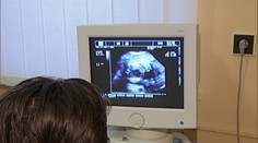 Len 10-ročné dievča z Indie otehotnelo po znásilnení. Súd jej potrat zamietol