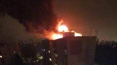 VIDEO: Nočná dráma v Bratislave. Požiar bytovky v Ružinove spôsobila neznáma osoba na streche domu