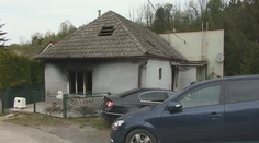Muž úmyselne podpálil rodičovský dom pri Piešťanoch, na hasičov útočil kameňmi