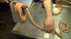 Historiek koluje veľa, ale viete, ako sa naozaj vyrábajú párky?