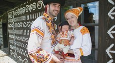 Miluje fotografie a folklór. Slovenka svoje dve lásky spojila tak, že fotí krojované bábätká