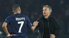 VIDEO: Mbappé to zrejme pod Enriquem nemal ľahké. Objavili sa zábery, na ktorých mu vulgárne čistí žalúdok