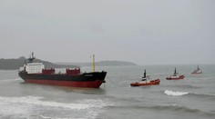 Britániu sužuje víchor. Prevracia nákladiaky a jedna loď už uviazla na plytčine