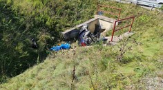 Auto so štyrmi ľuďmi zišlo z mostíka do potoka. Nehodu neprežil mladý spolujazdec