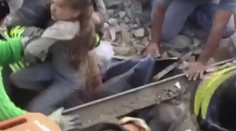 "Ona žije!" Záchranári vytiahli spod trosiek desaťročné dievčatko