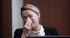 Amber Heard sa na súde zložila. Jej opis sexuálneho útoku nie je pre maloletých