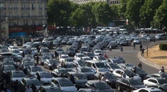 Taxikári vo Francúzsku štrajkujú. Štve ich lacnejšia taxi aplikácia