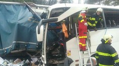 Traja zranení po hromadnej nehode na D2 bojujú o život, ďalšie štyri ženy sú vo vážnom stave