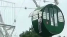 Dychberúce video. Päťročnému chlapcovi sa na konštrukcii kolotoča zasekla hlava