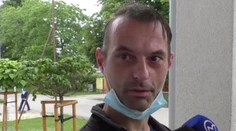 Vraj nič zlé neurobil. Prehovoril muž, ktorý sa mal vyhrážať riaditeľke školy