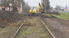 Oprava priecestia odrezala dedinu od sveta, že tam neprejde ani sanitka, neinformovali