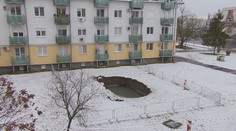 Diera uprostred sídliska v Galante. Ako vznikla, ostáva stále záhadou