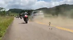 VIDEO: Do davu motorkárov vpálilo auto. Bilancia zrážky je tragická