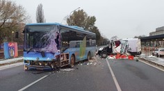 Mladý vodič dodávky bojuje o život. Po zrážke s autobusom v Partizánskom sa zranilo šesť ľudí