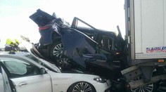 FOTO a VIDEO: Brutálna nehoda. Dve autá na Prístavnom moste stlačilo ako harmoniku. Vodiči akoby zázrakom prežili