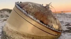 Austrálske úrady už vedia, z čoho pochádza veľký kovový objekt, ktorý vyplavilo na pláž