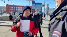 Absurdné zatýkanie v Rusku: Polícia zadržala muža, ktorý stál s prázdnym bielym papierom