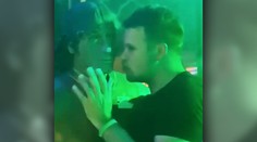 Video sa stalo hitom: Opitý muž viedol „duchaplný“ rozhovor so sochou