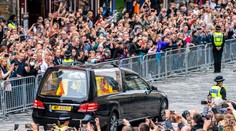 Rakva s kráľovnou dorazila do Edinburghu. Vítal ju obrovský dav ľudí aj dcéra Anna