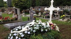 Hrob Elišky zdobí biely kríž bez mena