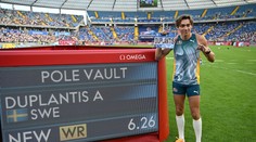 Duplantis opäť posunul hranice možností a vylepšil vlastný svetový rekord. Stačili mu na to dva pokusy