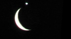 Slovákov zaujal úkaz na oblohe. Čo je čudná biela vec vedľa mesiaca?
