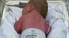 Vírusom zdecimované Taliansko dojala fotka bábätka. Na plienkach má silný odkaz