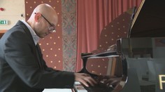 Miroslav Rác roky komponuje na počesť obetí koncentračných táborov, stal sa dvorným skladateľom múzea v Osvienčime