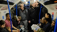 Londýn, zobuď sa! Metro, vlaky aj autobusy sú stále preplnené ľuďmi a bez rúšok