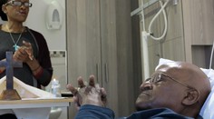Desmonda Tutua museli opäť hospitalizovať