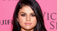 Krásna Selena Gomez. Stačili farebné šošovky a hneď je z nej dračica