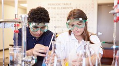 Na hodine chémie sa žiaci a učiteľky nadýchali výparov, učiteľka skončila v nemocnici