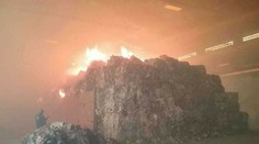 V Harmanci vypukol požiar, horela hala so zberovým papierom