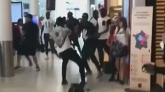 Kuriózny moment na parížskom letisku. Po bitke raperov zadržali jedenásť osôb