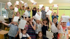 Deti dostali vysvedčenia, začínajú sa im prázdniny