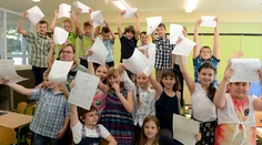 Žiaci dnes dostali vysvedčenia, čaká ich dvojmesačné voľno