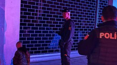 Dráma pred nákupným centrom v Trnave. Mladík tam na skupinku chlapcov vytiahol zbraň