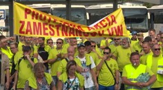 Stovky zamestnancov bratislavského Volkswagenu protestovali pre diskrimináciu